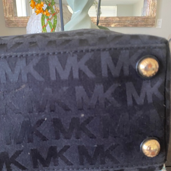Michael Kors Signature Logo Large Purse (Black) w/Gold Hardware. - Picture 9 of 13